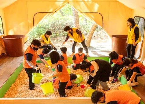 서울 광진구 아차산 일대에서 ‘아차산에 머선129’ 프로그램에 참여한 아이들이 체험활동을 하고 있다. 광진구청 제공