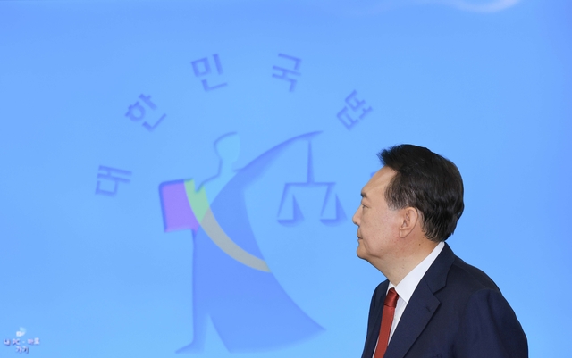 윤석열 전 대통령이 21일 서울 서초구 서울중앙지법에서 열린 내란 우두머리 혐의 형사재판 2차 공판에 출석하고 있다. 연합뉴스