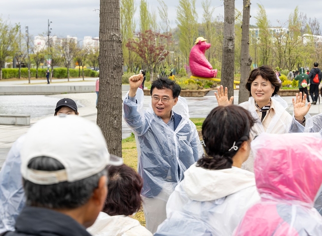 진교훈(가운데)서울 강서구청장이 19일 서울식물원에서 열린 ‘제23회 한 걸음의 사랑 걷기대회’에 참석해 참가자들을 응원하고 있다. 강서구청 제공