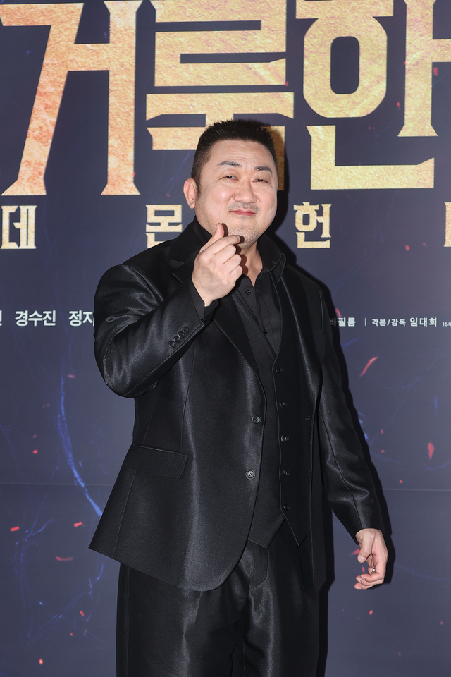 배우 마동석이 21일 서울 송파구 롯데시네마 월드타워점에서 열린 영화 ‘거룩한 밤 데몬헌터스’ 시사회 및 기자간담회에서 포즈를 취하고 있다. 연합뉴스