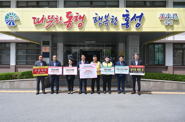 이용록 홍성군수가 지난 17일 홍성군청에서 열린 공무원노조 영남지역 산불피해 범군민 성금 모금 기탁식에 참석했다.