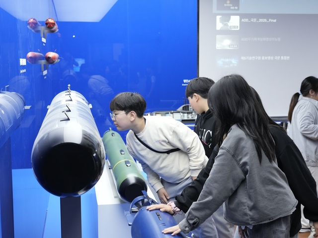 지난 18일 경남 창원시 진해구에 있는 국방과학연구소 수중․해양 연구시설 관계자들이 부산의 동신초등학교 학생 62명과 교사 3명을 초청해 시설 관람 등 다양한 행사를 진행하고 있다. 국방과학연구소 제공
