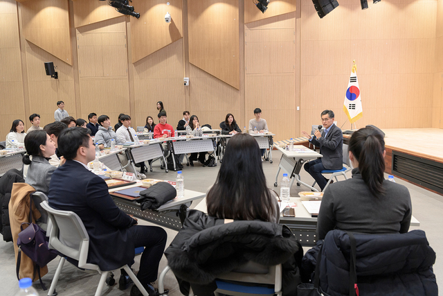 이기재 양천구청장이 지난2월 제7기 청년네트워크 위촉식에서 청년들과 대화하고 있다. 양천구청 제공