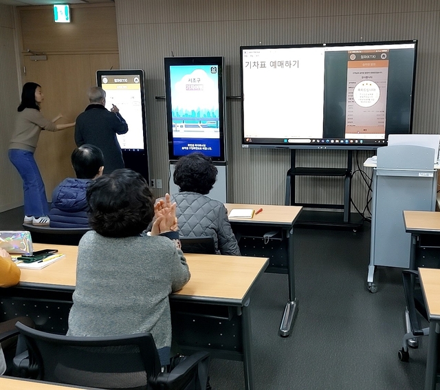 서울 금천구의 키오스크 교육에서 어르신이 직접 키오스크를 이용하고 있다. 금천구청 제공