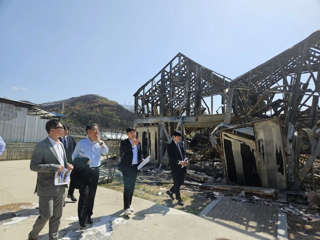 정선용(앞줄 왼쪽 두번째) 한국지방재정공제회 이사장이 21일 경북 의성군 단촌면 고운마을 산불 피해 현장을 찾아 피해 규모를 점검하고 있다. 한국지방재정공제회 제공
