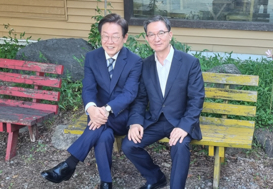 이재명(왼쪽) 더불어민주당 대표와 정성호 의원. 정 의원 페이스북