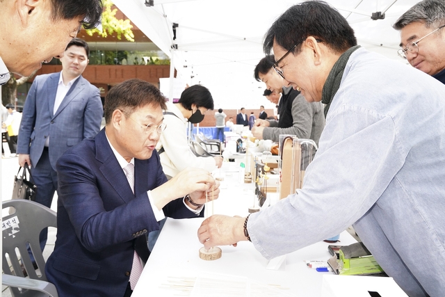 지난해 어울누림 축제 정문헌(왼쪽) 종로구청장이 부스에서 체험하고 있다.종로구청 제공