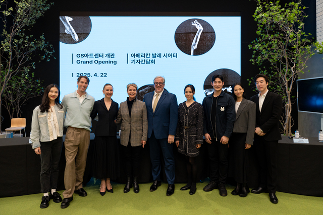 22일 서울 강남구 GS아트센터에서 13년 만에 내한 공연을 선보이는 아메리칸 발레 시어터(ABT)의 기자간담회가 열렸다. 왼쪽부터 코르드 발레 서윤정, 수석무용수 제임스 화이트사이드, 이저벨라 보일스톤, 예술감독 수전 재피, 경영감독 베리 휴슨, 수석무용수 서희, 안주원, 솔리스트 박선미, 한성우. GS아트센터 제공