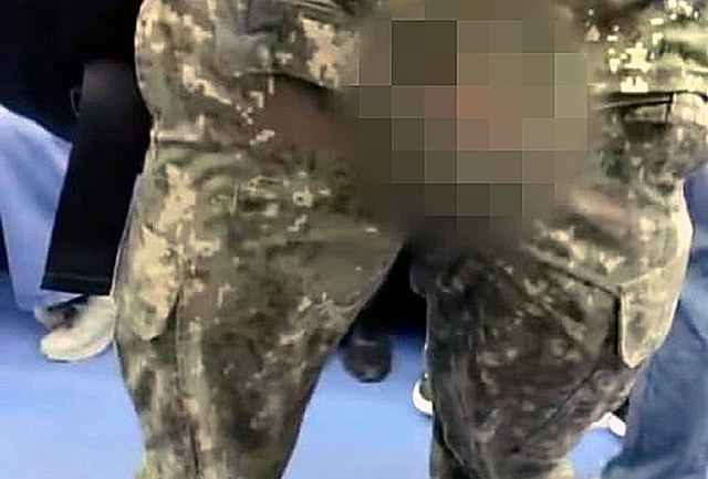 한 남성이 신분당선 지하철 안에서 바지 지퍼를 내리고 있는 모습. 온라인 커뮤니티 캡처