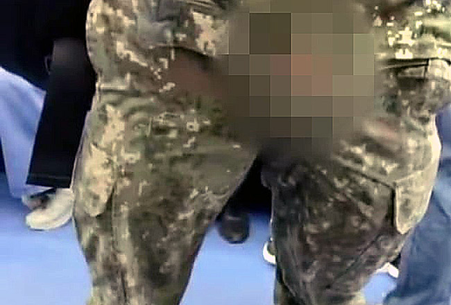 신분당선서 지퍼 내리고 주요부위 노출한 ‘군복男’ 찾습니다