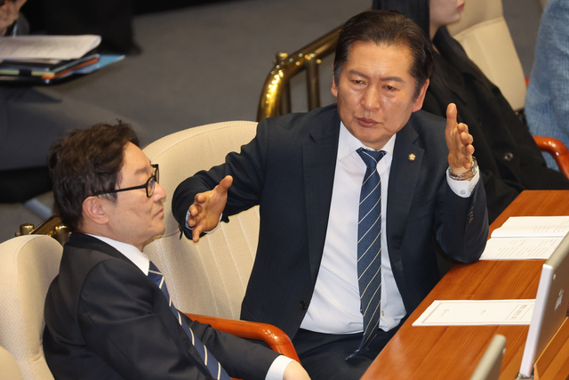 윤석열 대통령 탄핵소추단에 참여한 더불어민주당 정청래·박범계 의원이 2일 서울 여의도 국회 본회의장에서 대화하고 있다. 연합뉴스