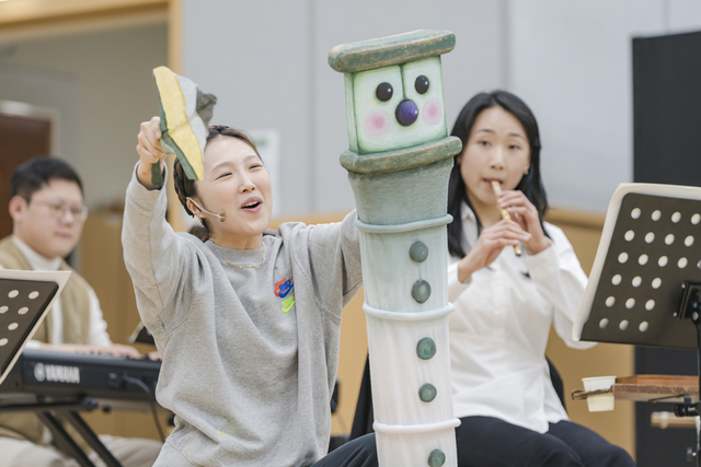지난 14일 서울 중구 국립극장 뜰아래연습장에서 열린 국립국악관현악단 어린이 음악회 ‘신나락 만나락’ 연습실 공개 현장에서 단원들이 주요 장면을 시연하고 있다. 국립극장 제공