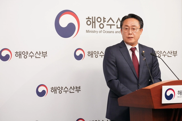 21일 아워 오션 콘퍼런스(OOC) 개최에 관해 언론브리핑을 하고 있는 강도형 해양수산부 장관. 해양수산부 제공