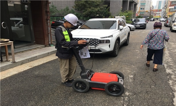 서울 금천구 관내에서 핸드형 지표투과레이더(GPR)를 이용해 공동을 탐사하고 있다. 금천구청 제공