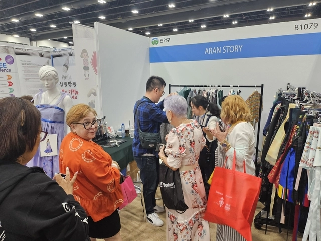 미국 애틀랜타에서 열린 제23차 세계한인비즈니스대회에 참가한 서울 관악구 소재 생활한복업체 ‘아란스토리’ 부스에 해외 구매자들이 몰리고 있다. 관악구청 제공