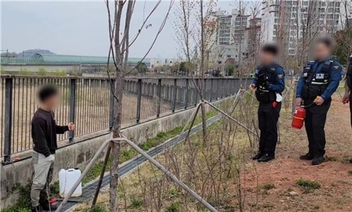 휘발유 뿌리고 분신 소동...경찰 설득에 목숨 구했다