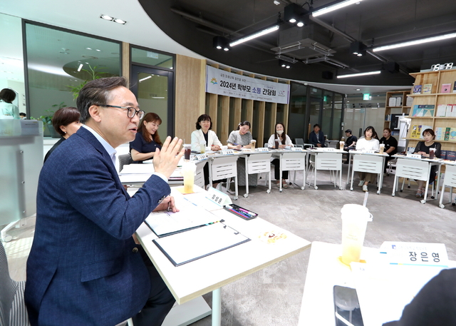 유성훈 서울 금천구청장이 학부모와 소통 간담회에서 구 교육정책에 대해 논의하고 있다. 금천구청 제공