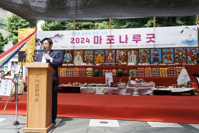 박강수 서울 마포구청장이 지난해 ‘마포나루굿’ 재현행사에서 인사말을 하고 있다. 마포구청 제공