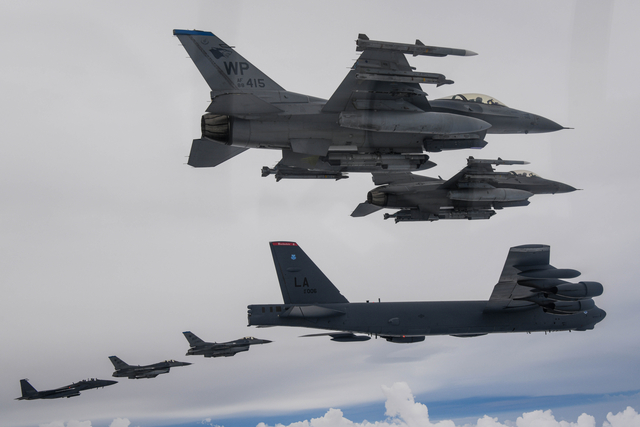 미 B-52H 스트래토포트레스 전략폭격가가 헌번도 상공애 서 한미 연합 공중훈련을 하는 모습. 공군 제공