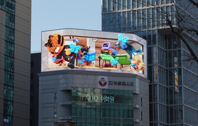 서울 강남구 몬테소리 빌딩 옥외 ‘더 몬테 강남’에 송출되고 있는 이노션 오리지널 콘텐츠 ‘냅핑 오피스’의 모습. 이노션 제공