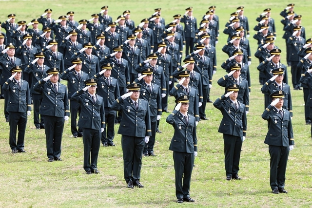 24일 충북 괴산 육군학생군사학교 연병장에서 제55기 의무사관 임관식이 열리고 있다. 국방일보 제공