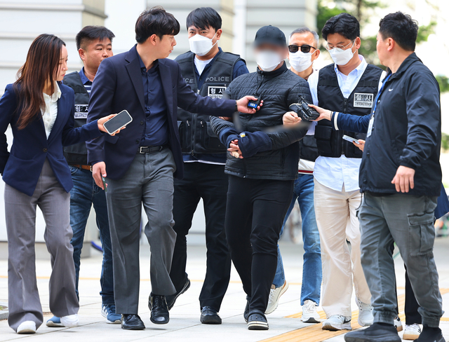 서울 미아동 마트에 흉기 난동을 부려 60대 손님을 숨지게 하고, 40대 종업원을 다치게 한 A씨가 24일 구속 전 피의자심문(영장실질심사)을 위해 서울 도봉구 서울북부지법으로 출석하고 있다. 연합뉴스