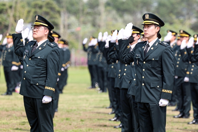 24일 충북 괴산 육군학생군사학교 연병장에서 제55기 의무사관 임관식이 열리고 있다. 임관 선서하는 임관장교들. 국방일보 제공