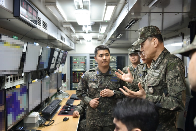 김명수 합참의장이 24일 중부지역 미사일우주감시대 통제소에서 작전지도를 하고 있다.j 합참 제공