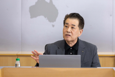 장인화 포스코그룹 회장이 지난달 27일 서울 강남구 포스코센터에서 ‘초격차 기술경쟁력 확보를 위한 그룹기술전략회의’를 주재하고 있다. 포스코홀딩스 제공.