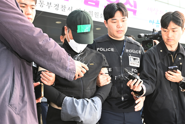 부모와 처자식 등 일가족 5명을 살해한 혐의로 구속된 가장 A씨가 24일 경기 용인동부경찰서 유치장을 나와 검찰로 송치되고 있다. 뉴시스