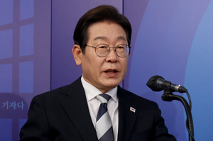 [속보]이재명, 대통령 적합도 41%…가상 3자 대결도 모두 압도-NBS