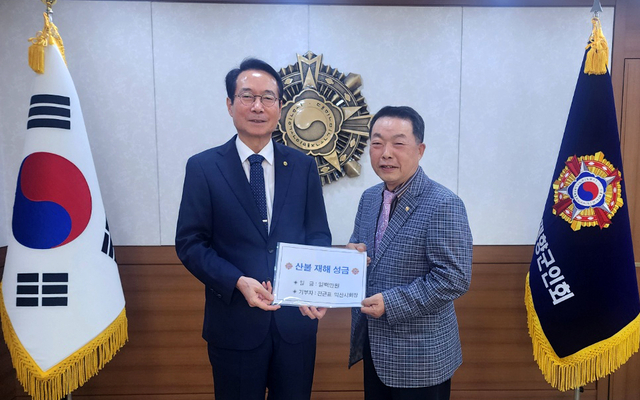 지난 7일 전북 익산시 재향군인회 전근표(오른쪽) 회장이 신상태(왼쪽) 대한민국재향군인회장에게 산불 피해 성금을 기탁한 뒤 기념촬영하고 있다. 대한민국재항군인회 제공