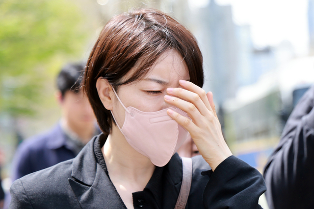 음주운전과 불법 숙박업 혐의로 기소된 문재인 전 대통령의 딸 다혜 씨가 지난 17일 서울 마포구 서울서부지법에서 열린 1심 선고 공판을 마친 뒤 차량으로 이동하고 있다.