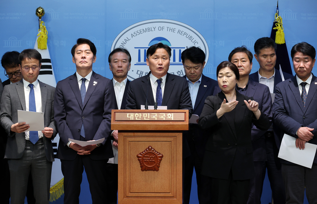 김영진(가운데) 더불어민주당 전(前)정권정치탄압대책위원회 위원장 등 소속 의원들이 24일 오후 서울 여의도 국회 소통관에서 검찰이 문재인 전 대통령을 뇌물 혐의로 기소한 데 대해 규탄 기자회견을 하고 있다. 뉴시스