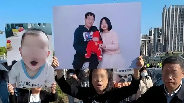 사건 피해자 유가족들이 피해자 사진을 들고 가해자에게 사형을 요구하고 있다. 사우스차이나모닝포스트(바이두)
