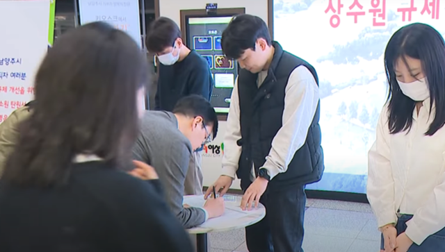 남양주시 공무원들이 상수원 규제 개선을 위한 헌법소원의 신속한 심리를 촉구하는 탄원서에 서명하고 있다. 남양주시 제공