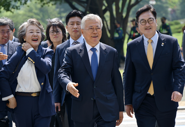 문재인 전 대통령과 김정숙 여사, 우원식 국회의장 등이 25일 서울 여의도 국회 도서관에서 열린 4·27 남북 판문점선언 7주년 기념식에 참석하기 위해 본청에서 이동하고 있다. 뉴시스