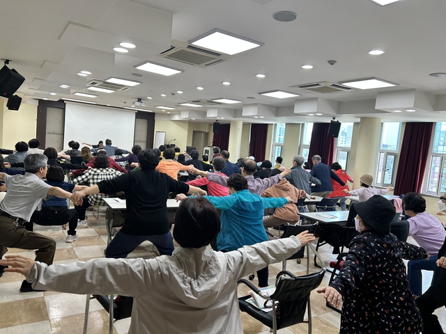 서울 강서구에서 만성질환 예방관련 운동법 교육이 진행되고 있다. 강서구청 제공