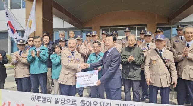 이화종(맨 앞 왼쪽) 월남전참전자회장이 지난 17일 정태홍 월남전참전자회 의성군 지회장에게 성금 1억4500만 원을 전달하고 있다. 국가보훈부 제공