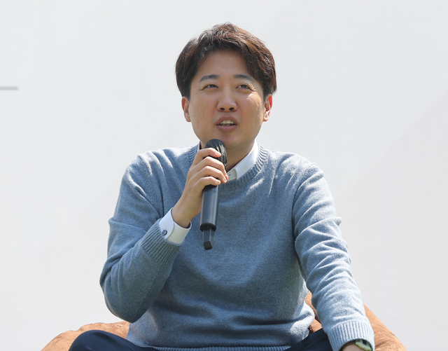 개혁신당 이준석 대선 후보가 25일 경기도 성남시 판교역 앞 광장에서 국민의힘 안철수 대선 경선 후보와 함께 주최한 인공지능(AI) 관련 ‘미래를 여는 단비토크’에서 발언하고 있다. 연합뉴스