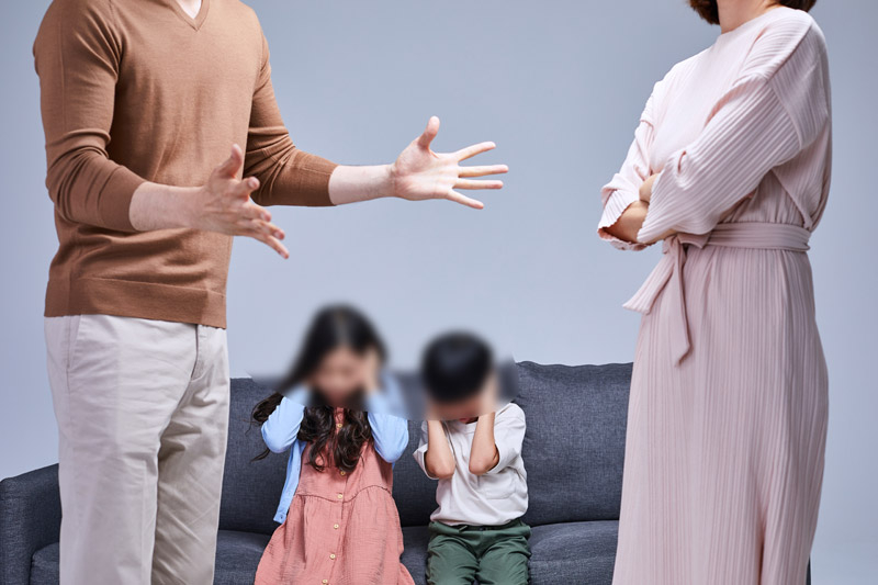 “보육원애 애들 맡기고 바람 피워?” 길거리서 별거하던 아내 때려 죽인 30대男