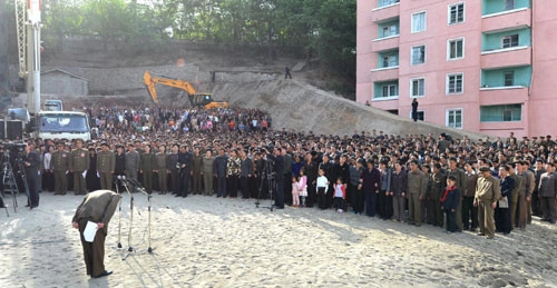 지난 2014년 붕괴된 평양 23층 아파트 현장에서 주민들에게 사죄하는 북한 당국자 조선중앙통신 연합뉴스
