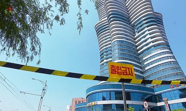 붕괴 위험이 알려진 53층 ‘은하 아파트’의 모습. 조선중앙통신 연합뉴스