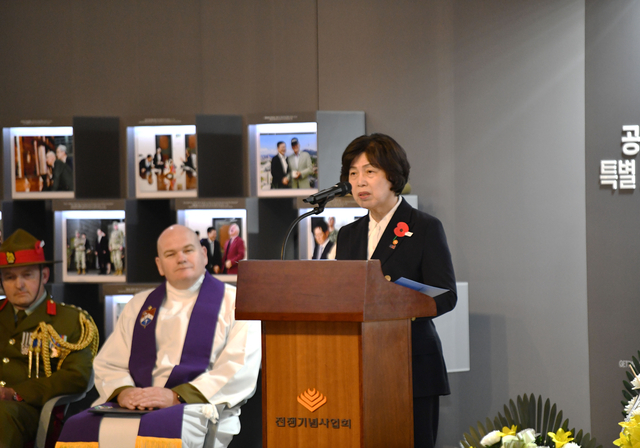 25일 새벽 서울 용산구 전쟁기념관에서 호주ㆍ뉴질랜드 참전용사를 기리는 ‘안작데이’ 추모행사에서 강정애 국가보훈부장관이 추모사를 하고 있다. 전쟁기념사업회 제공