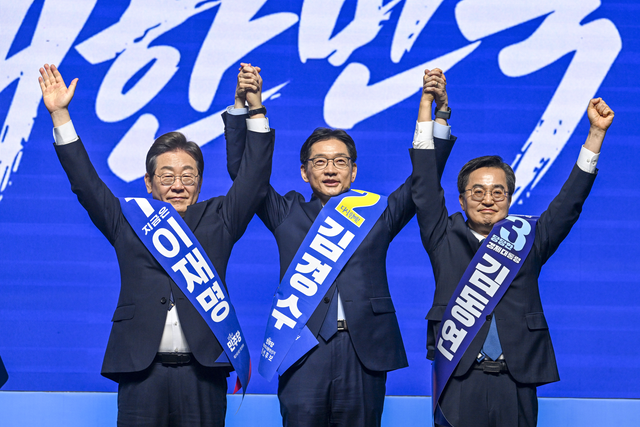 이재명(왼쪽부터), 김경수, 김동연 더불어민주당 대선 경선 후보가 26일 광주 서구 김대중컨벤션센터에서 열린 ‘제21대 대통령선거 후보자 선출을 위한 호남권 합동연설회’에서 함께 손을 들어 인사하고 있다. 사진공동취재단