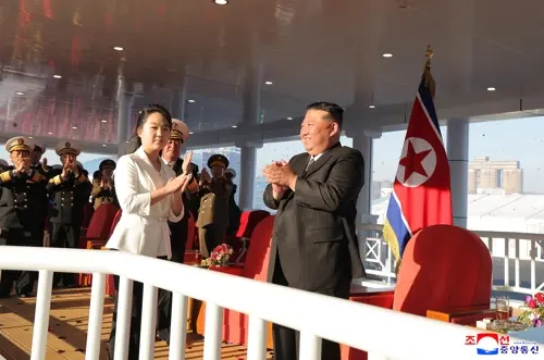 북한 김정은 국무위원장이 딸 주애와 함께 지난 25일 5000t급 신형다목적구축함 진수식에 참석했다고 조선중앙통신이 26일 보도했다. 연합뉴스