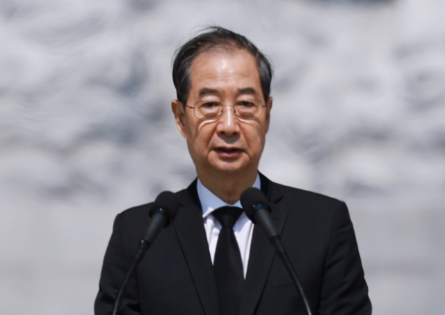 한덕수 대통령 권한대행 국무총리가 25일 국립대전현충원에서 열린 ‘2회 순직의무군경의 날 기념식’에서 기념사를 하고 있다. 연합뉴스