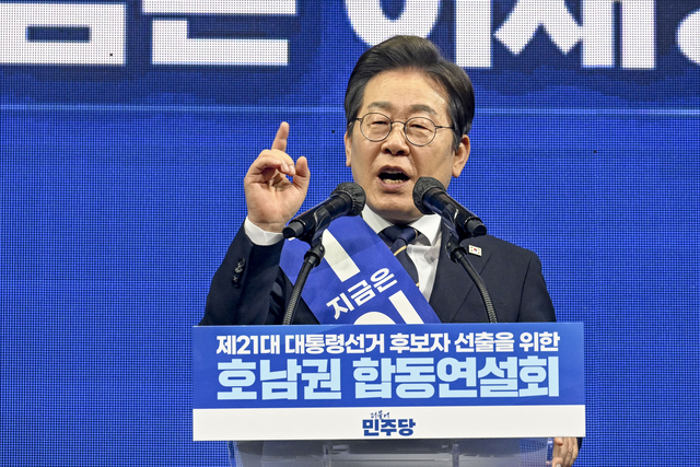 더불어민주당 이재명 대선 경선 후보가 26일 광주 서구 김대중컨벤션센터에서 열린 ‘제21대 대통령선거 후보자 선출을 위한 호남권 합동연설회’에서 연설하고 있다. 사진공동취재단