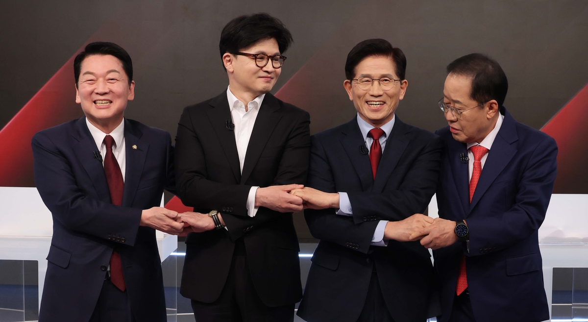 [속보]안철수·한동훈 “파면 사과” vs 홍준표 “후보되면 검토”· 김문수 “복잡한 문제” 신중
