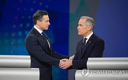 TV토론에서 악수하는 피에르 포일리에브르(왼쪽) 캐나다 보수당 대표와 마크 카니 자유당 대표. AFP 연합뉴스